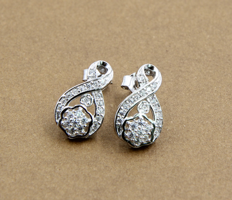Joyería de bricolaje Cerillos de plata Esterlinas CZ Hipoalergénico con acentos CZ Caída de los aretes Stud AAA CZ linda plata esterlinas