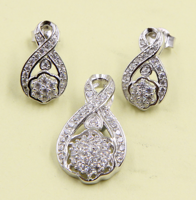 Joyería de bricolaje Cerillos de plata Esterlinas CZ Hipoalergénico con acentos CZ Caída de los aretes Stud AAA CZ linda plata esterlinas