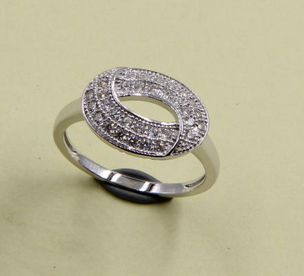 Anillo redondo ovalado 925 de plata esterlina Bandas de eternidad con zirconia cúbica de grado AAA para el aniversario de la boda