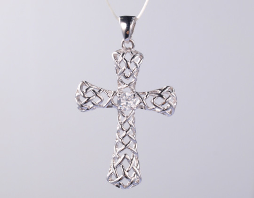 Pendiente de cruz de envoltura hueca y brillante CZ religioso para el uso diario y las vacaciones de verano Pendiente de cruz superpuesta