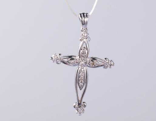 Pendiente de cruz de envoltura hueca y brillante CZ religioso para el uso diario y las vacaciones de verano Pendiente de cruz superpuesta