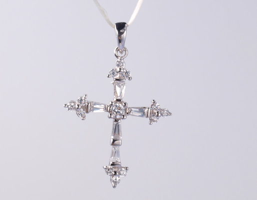 Nueva colección de cruz 925 de plata esterlina colgante religioso con chisporroteo de hielo de zirconia cúbica colgante cruzado
